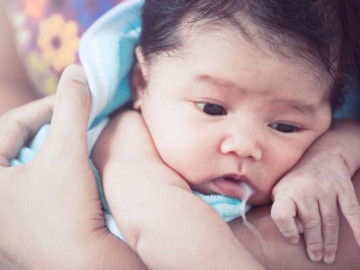 Trẻ sơ sinh hay vặn mình và ọc sữa, mẹ phải xử lý như thế nào?