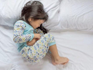 Trẻ đau bụng quanh rốn và nôn, cha mẹ nên làm gì?