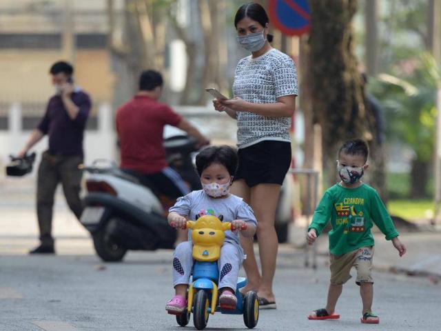 Cuộc sống cách ly của gần 200 người dân phố Trúc Bạch bước sang ngày thứ 6 ra sao?
