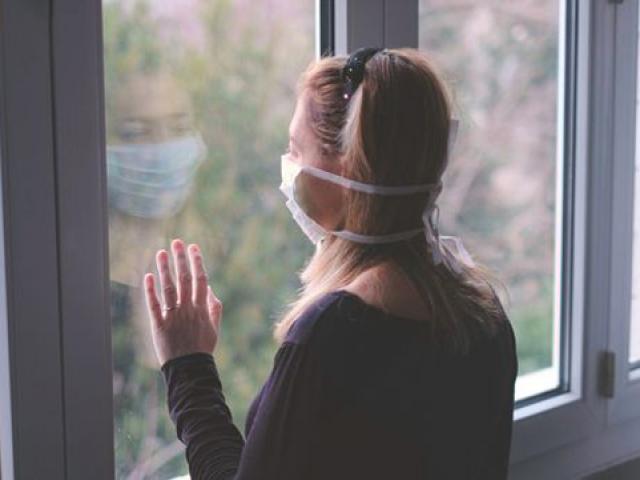 Bị cách ly tại nhà, vợ sống chung với chồng đã qua đời vì nhiễm COVID-19 suốt 2 ngày
