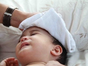 Trẻ sốt mọc răng bao lâu thì khỏi và cách hạ sốt cho bé