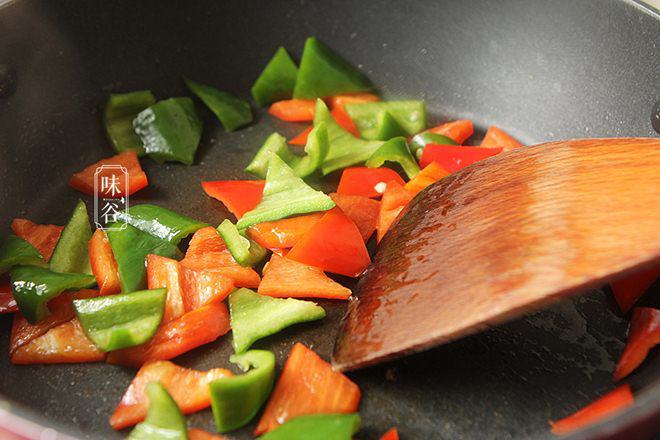 lam thit sot chua ngot, vo cho them dua vao, chong an khen khong ngot - 4