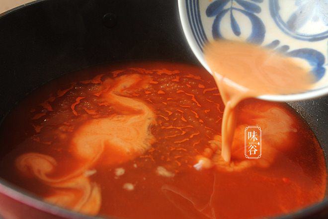 lam thit sot chua ngot, vo cho them dua vao, chong an khen khong ngot - 6