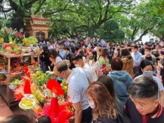 Dân chen nhau làm lễ Phủ Tây Hồ bất chấp dịch Covid-19: Lãnh đạo quận nói gì?