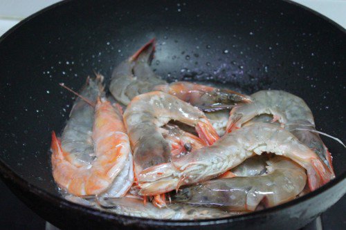 chi can them mot nguyen lieu vao tom sot chua ngot, co ngay mon an hoan toan la mieng - 3