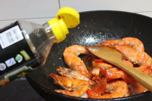 chi can them mot nguyen lieu vao tom sot chua ngot, co ngay mon an hoan toan la mieng - 5