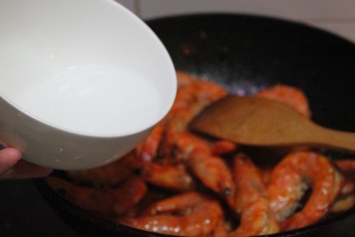 chi can them mot nguyen lieu vao tom sot chua ngot, co ngay mon an hoan toan la mieng - 6