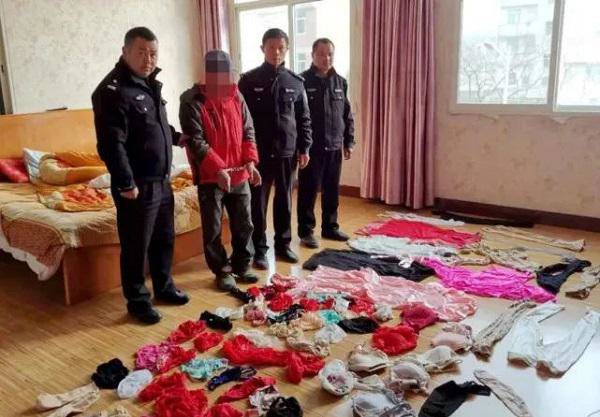 XU, tersangka pencurian pakian dalam wanita ditangkap kepolisian, Senin (28/12/2020), dengan memperlihatkan sejumlah barang bukti.
