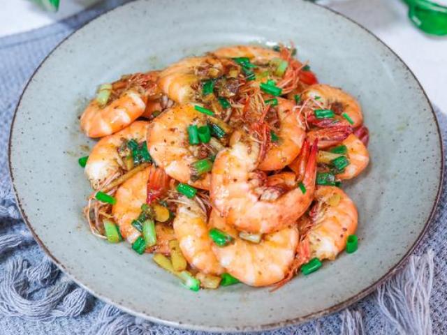 Tôm rim thế này vừa phải ngon lại nhiều đạm, cả nồi cơm trắng tràn cũng không còn sạch