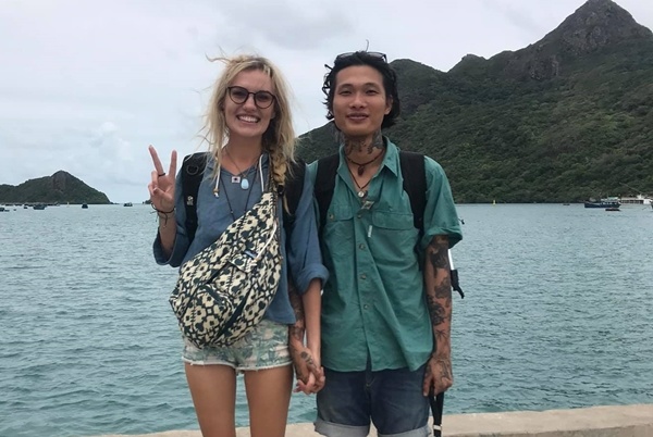 Chàng thợ cắt tóc Vũng Tàu cưa đổ cô gái Châu Phi, nhìn bờ môi liền muốn chiếm lấy