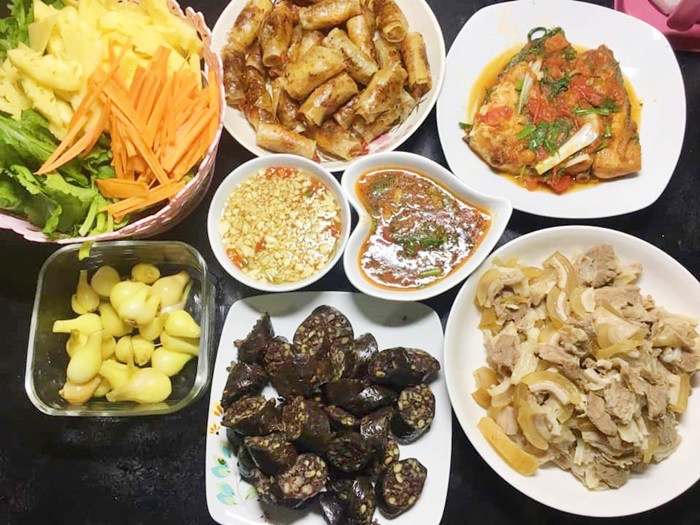 Đau đầu vì chiều chồng, 8X vẫn tình nguyện bày biện những mâm cơm amp;#34;ú ụamp;#34; món - 8