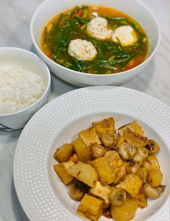Nổi tiếng khéo nấu ăn, Tóc Tiên hì hục cả tiếng chuẩn bị nguyên liệu để làm món amp;#34;dễ ẹcamp;#34; - 8