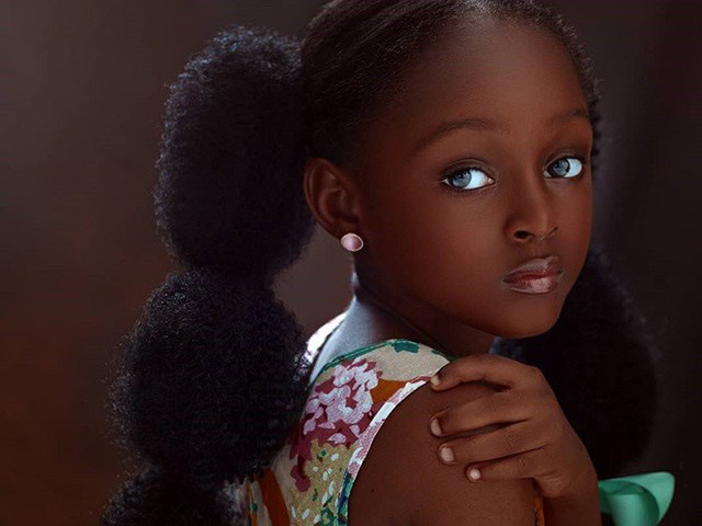 Cô bé châu Phi đẹp nhất thế giới thay đổi sau 2 năm, nhìn mẹ mới hiểu: Là di truyền