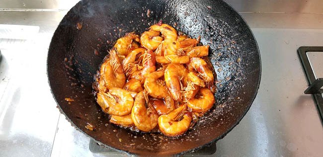 Chưa đầy 10 phút cho món tôm om mặn ngọt, cả nhà đánh bay cả nồi cơm - 5