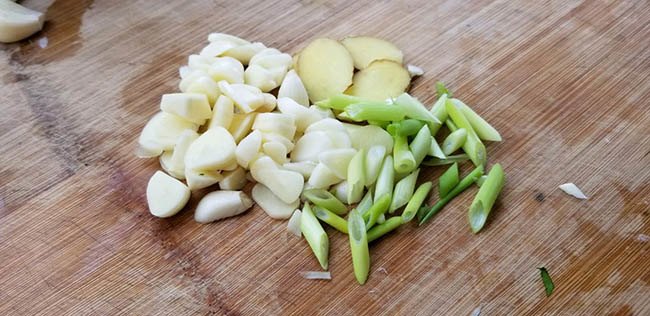 Chưa đầy 10 phút cho món tôm om mặn ngọt, cả nhà đánh bay cả nồi cơm - 2