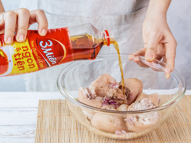 Cơm ngoài sao bằng cơm mẹ nấu với công thức chân giò ninh măng từ Helen’s Recipes - 3