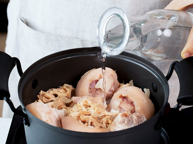 Cơm ngoài sao bằng cơm mẹ nấu với công thức chân giò ninh măng từ Helen’s Recipes - 5