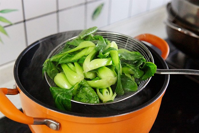 Nhà có khách, đãi cải chíp xào nấm lại bày kiểu này không ai nỡ ăn - 3