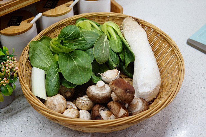 Nhà có khách, đãi cải chíp xào nấm lại bày kiểu này không ai nỡ ăn - 1