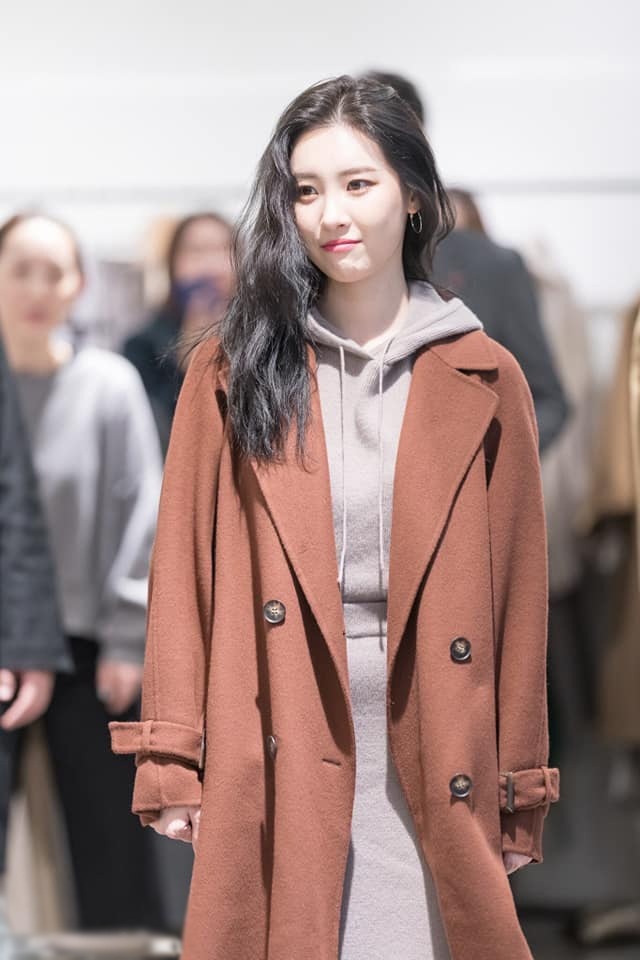 Áo khoác dạ chính là item được amp;#34;sủngamp;#34; nhất nhì mùa rét, nàng muốn mặc sang cứ học sao Hàn - 7