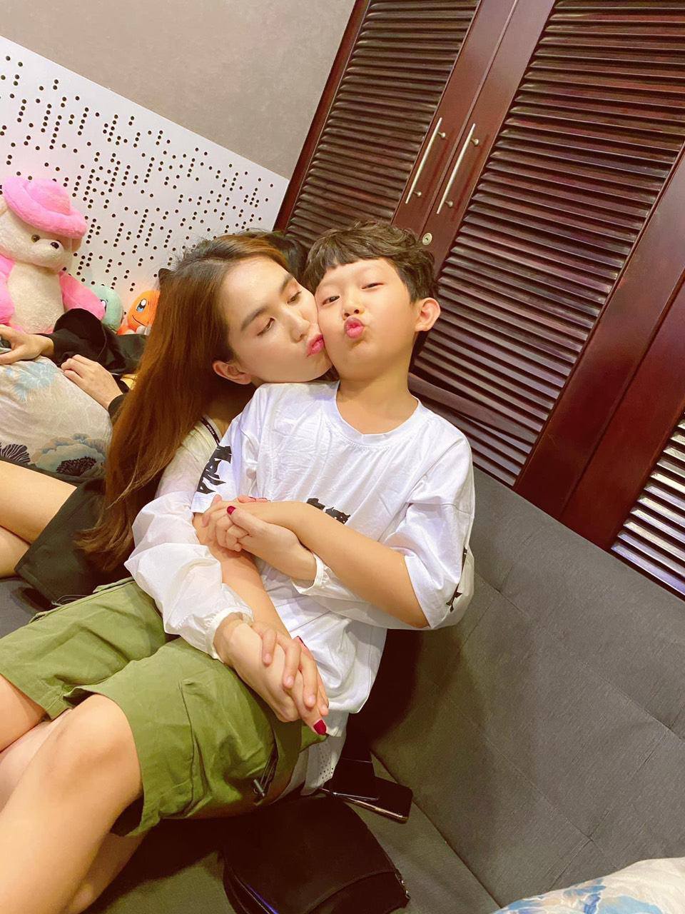 Ngọc Trinh là một trong những người mẫu nổi tiếng và được yêu thích tại Việt Nam. Hình ảnh cô nàng hôn chạm môi đang được lan truyền trên mạng xã hội, khiến cộng đồng fan vô cùng thích thú và đón xem.