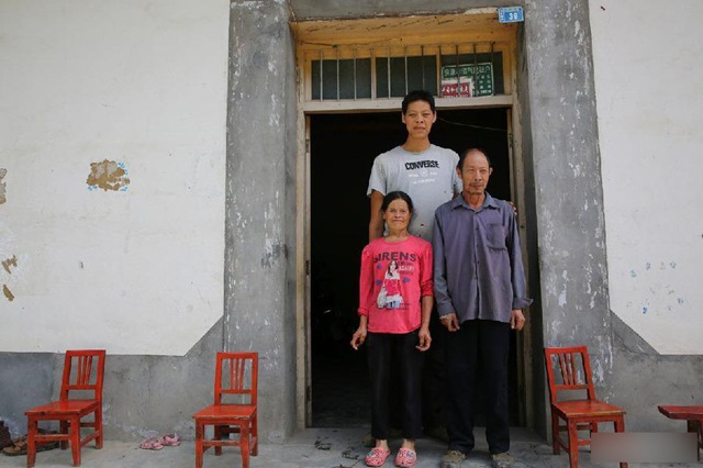 His son was a giant and a half times taller than his mother, the short father was puzzling, so he went for a DNA test - 1