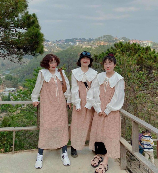 Mxh Xuất Hiện 3 Chị Em Sinh Ba Mặc Váy Trắng Làm Phụ Dâu, Soi Style Ngày  Thường Càng Mê