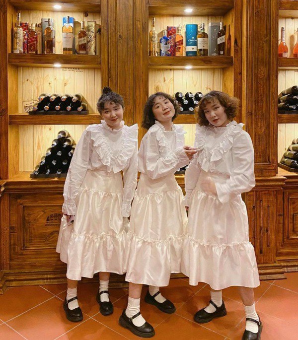 MXH xuất hiện 3 chị em sinh ba mặc váy trắng làm phụ dâu, soi ...
