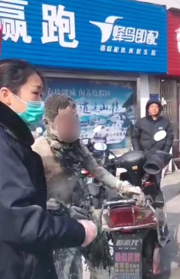 Nam shipper tự thiêu vì bị trừ lương nên nghĩ quẩn, biết hoàn cảnh ai cũng xót xa - 1