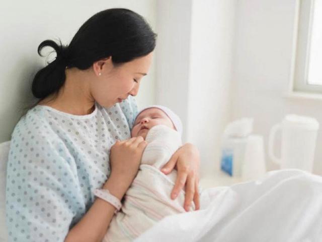 Sản phụ vừa sinh xong đã đòi đi vệ sinh, bác sĩ hốt hoảng đưa vào phòng cấp cứu