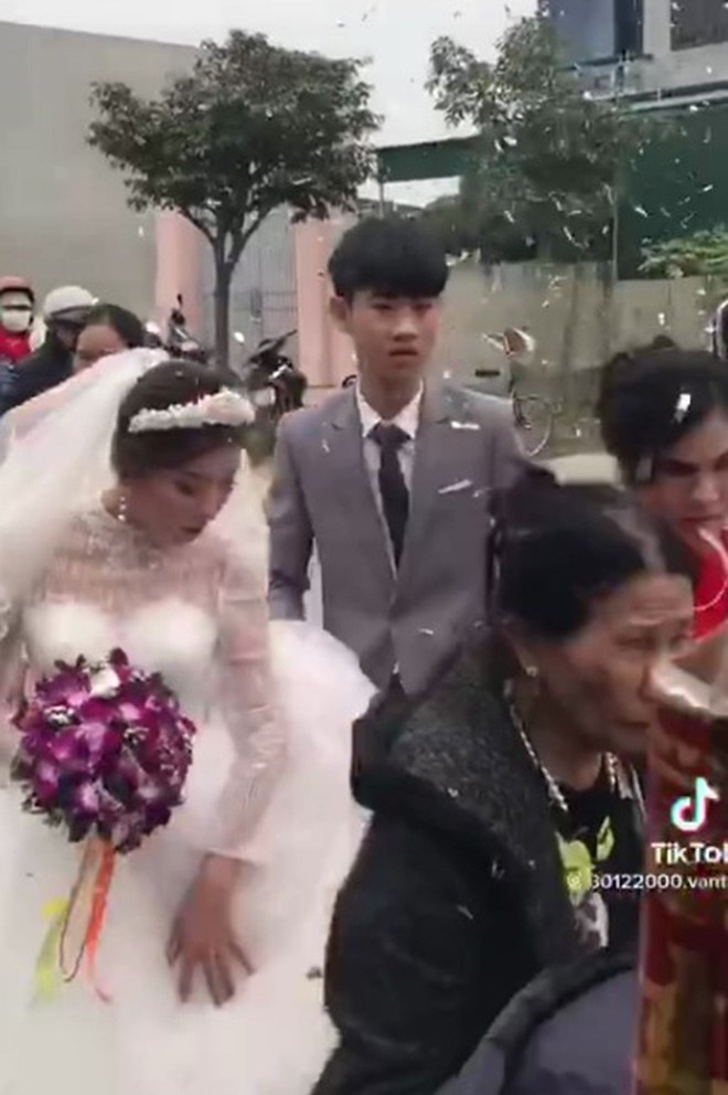 The 18-year-old groom marries his wife over 11 years old to pay the family debt: The person who posted the clip speaks - 1