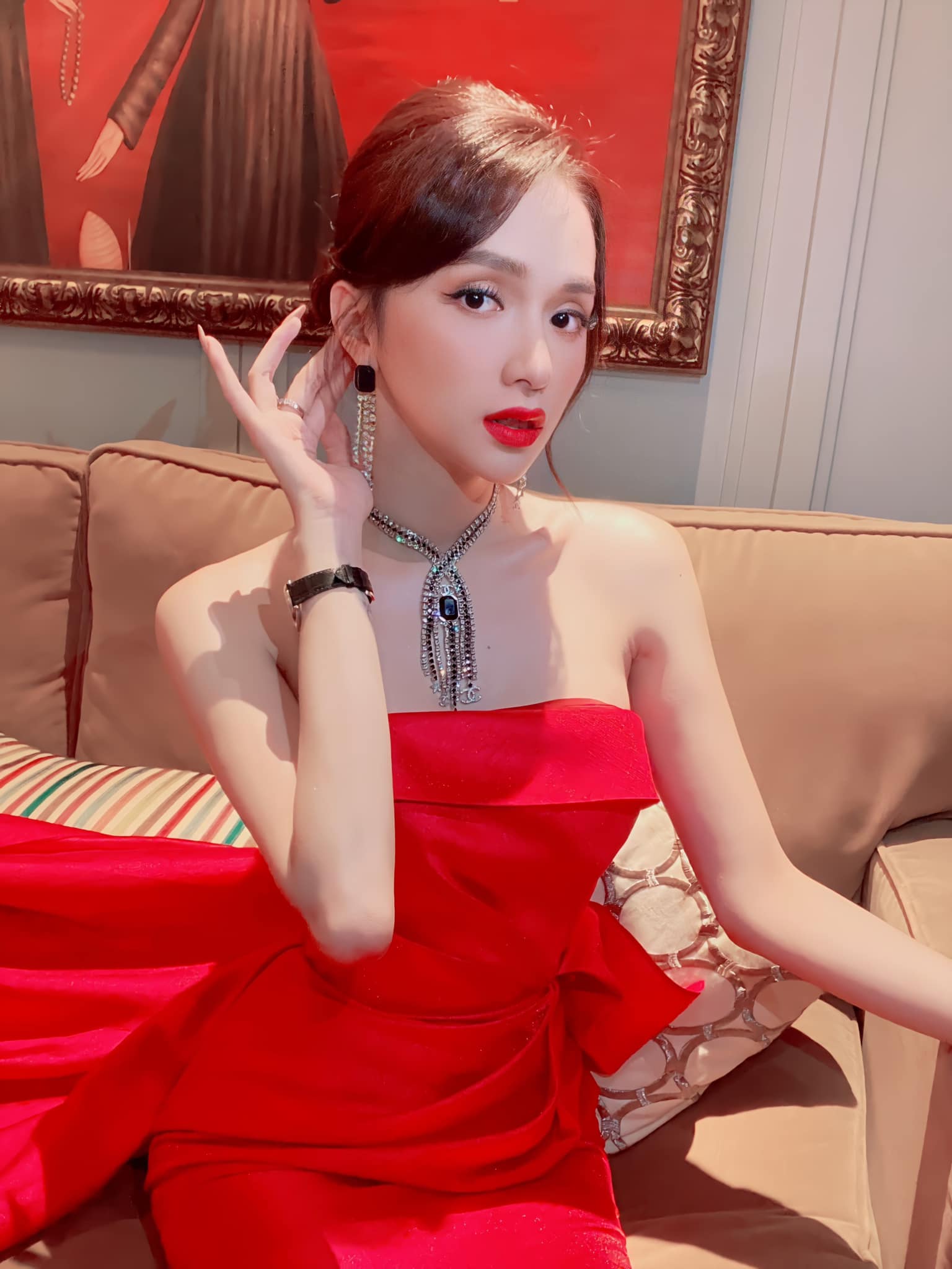 Ảnh chụp lén Hương Giang: lấn át đàn chị siêu mẫu nhờ đường cong body, nhưng amp;#34;mặt tiềnamp;#34; sao tròn lạ? - 15