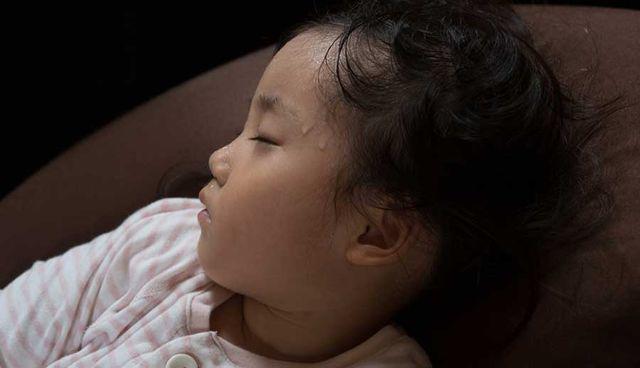 3 dấu hiệu khi ngủ có thể cảnh báo trẻ bị thiếu canxi, bổ sung ngay kẻo con chậm lớn - 1