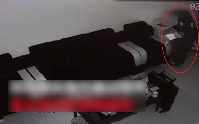 Kamera CCTV merekam aksi Zhang yang mencuri barang-barang di rumah seorang wanita di tengah malam