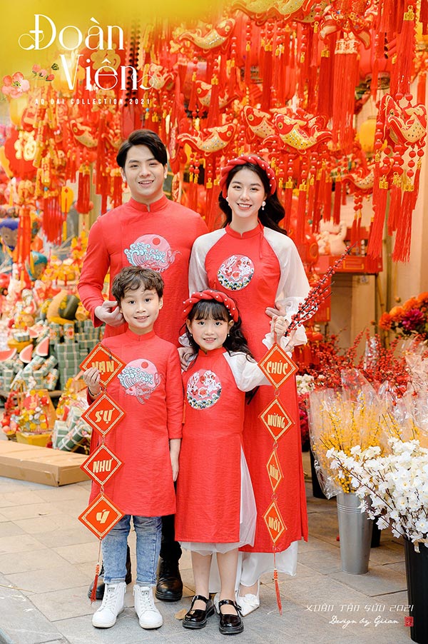Áo dài Tết gia đình là trang phục truyền thống được yêu chuộng trong mỗi dịp đón tết. Hãy cùng ngắm nhìn những bộ áo dài đầy tinh tế và duyên dáng qua những bức ảnh đẹp, khoe sắc vóc và tình cảm của những gia đình Việt trong mùa lễ hội này.