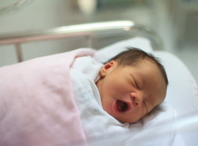 Em bé sơ sinh vừa ra đời đã đẹp như thiên thần, y tá phải thốt lên: Thật là hiếm