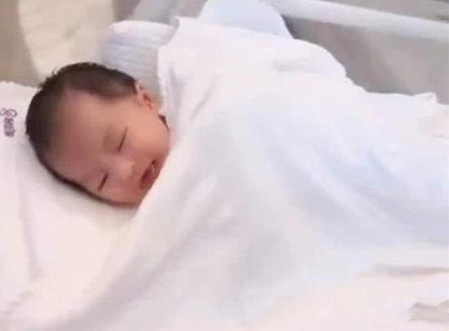 Newborn baby is born with a sweet smile and big round eyes. Let's share in this joy and see adorable pictures of this angelic newborn baby. With love and care from family and community, the baby is full of hope and potential to develop in the future.