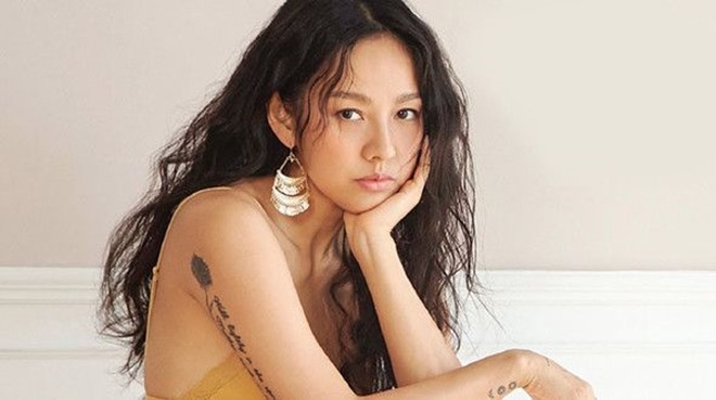 Lee Hyori trang điểm nhợt nhạt khoe hình xăm độc đáo ở tay