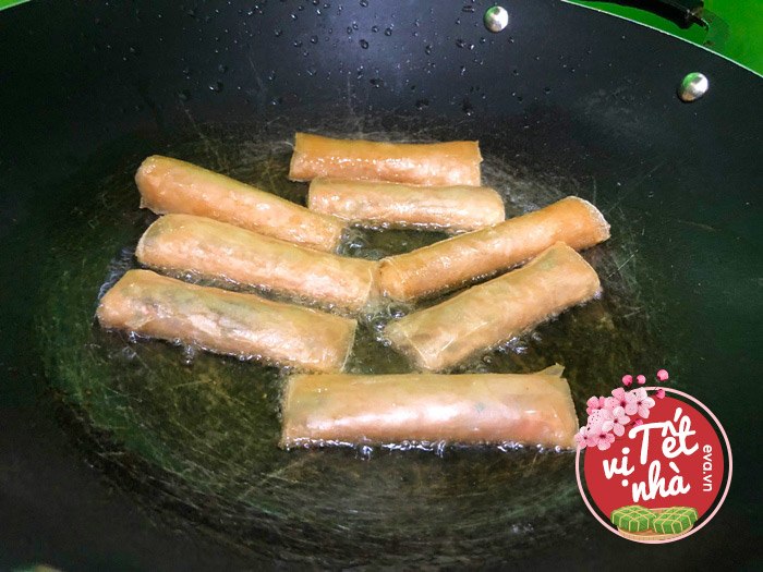 Làm nem rán tuyệt ngon vàng ươm, giòn rụm, không sợ bục cho ngày Tết