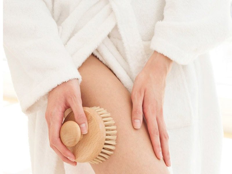 Chiêu làm đẹp diệu kỳ bằng lược: khó tin nhưng chải đến đâu da láng mịn,  trắng hồng tới đó