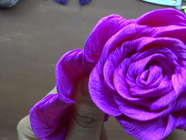 Cách làm hoa giấy đẹp đơn giản để trang trí - 6