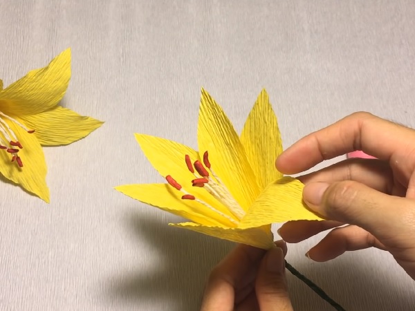 Cách làm hoa giấy đẹp đơn giản để trang trí - 12