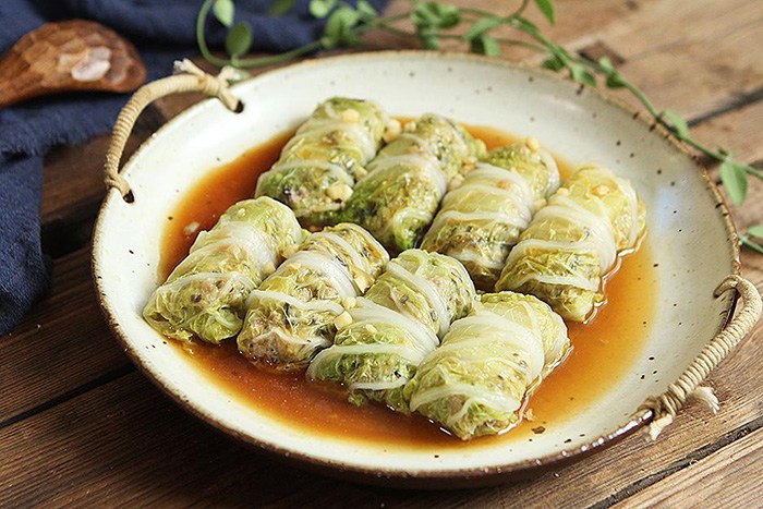 Bắp cải cuộn calo với thịt và cơm (hấp)