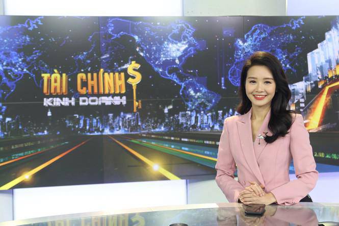 BTV Minh Hằng tiết lộ công việc trước giờ lên sóng trực tiếp bản tin Tài chính - Kinh doanh - 1