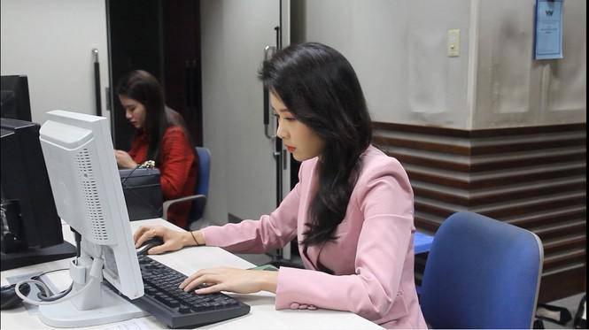BTV Minh Hằng tiết lộ công việc trước giờ lên sóng trực tiếp bản tin Tài chính - Kinh doanh - 4