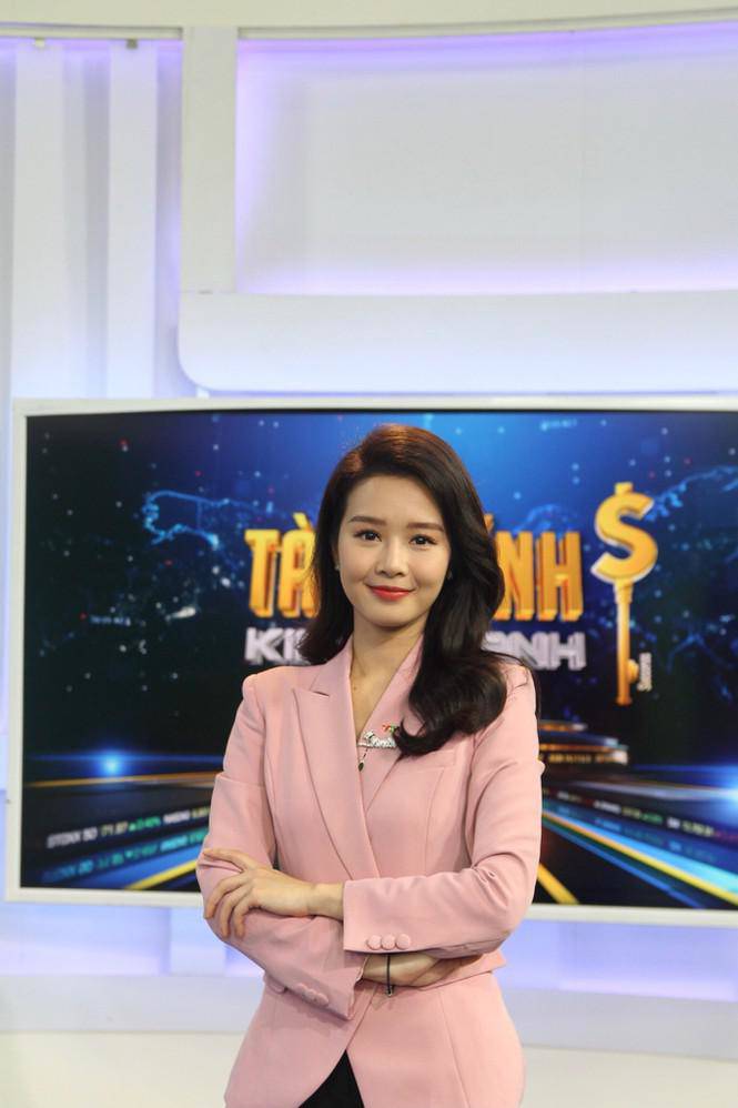 BTV Minh Hằng tiết lộ công việc trước giờ lên sóng trực tiếp bản tin Tài chính - Kinh doanh - 3