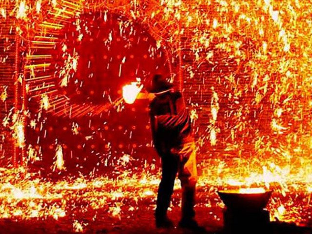 Đả Thiết Hoa - loại hình biểu diễn bắn pháo hoa cực độc đáo của Trung Quốc