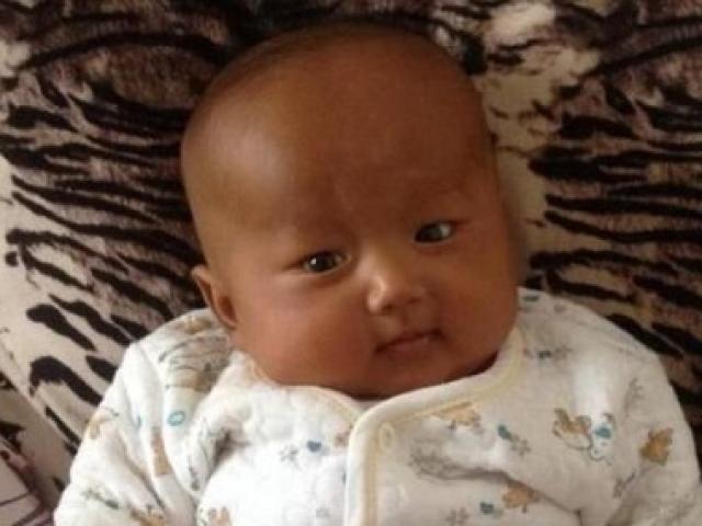 Chồng đòi xét nghiệm ADN khi thấy con trai chào đời đen nhẻm, bà nội cười lớn bảo không sao