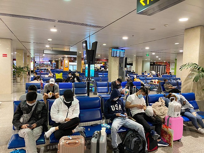 Hình ảnh bất ngờ ở sân bay Tân Sơn Nhất sáng 30 Tết - Tin tức