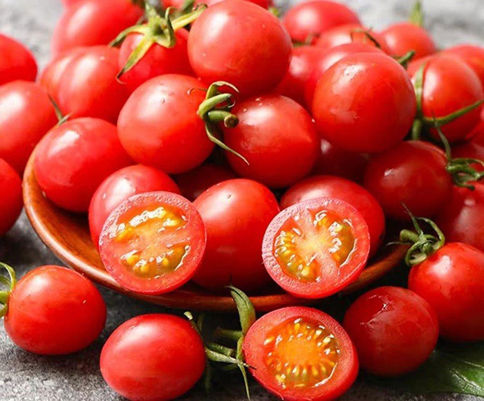 Mua cà chua bi nên chọn ᵭáy tròn hay nhọn, ᵭầu bḗp mách mẹo chọn quả ᵭḕu ngọt và ngon - 1